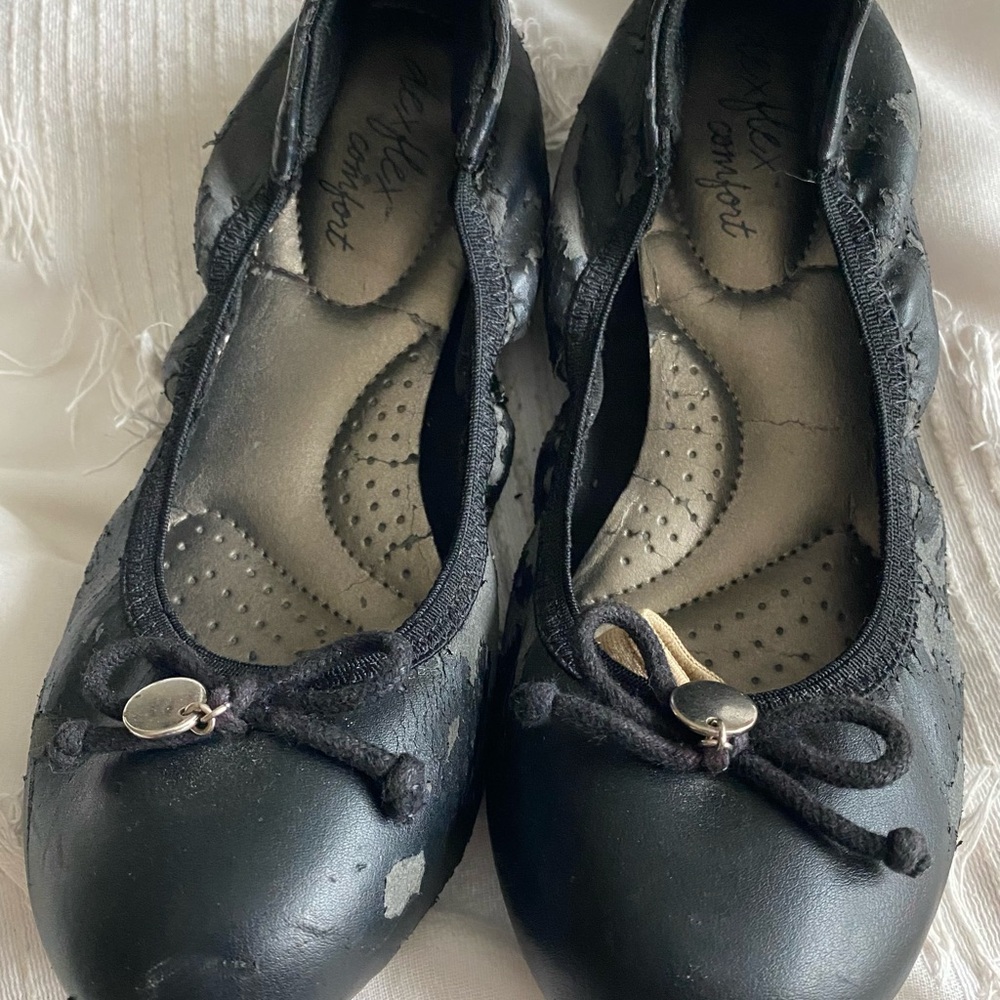 Dexflex Comfort Black Flats with Bow Accent